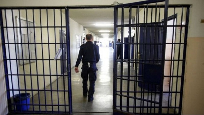 "Dopo una lunga ed estenuante trattativa i detenuti hanno ottenuto la possibilità di restare con i cancelli delle proprie celle aperti per tutta la notte"
