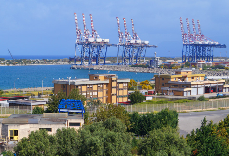 Record al Porto di Gioia Tauro, attraccate 17 navi in contemporanea