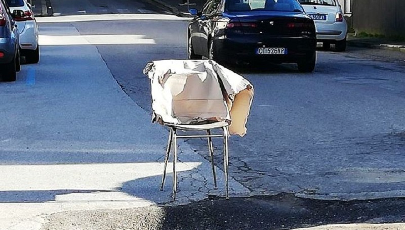 la sedia per strada