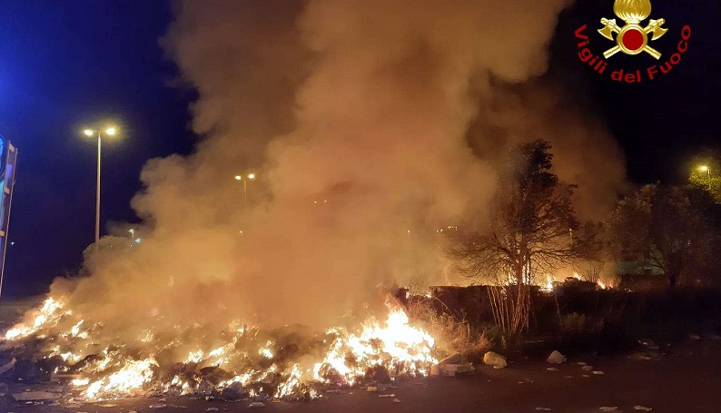 Incendio nella zona industriale di Vibo Valentia, a fuoco cumuli di rifiuti (FOTO)