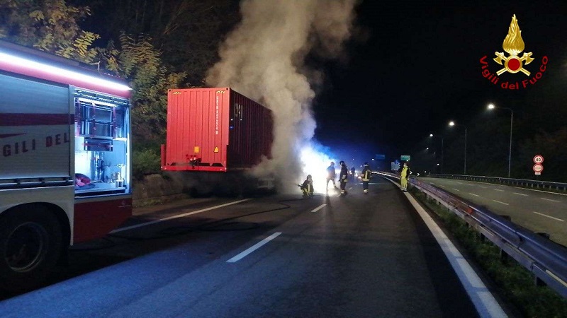 camion in fiamme