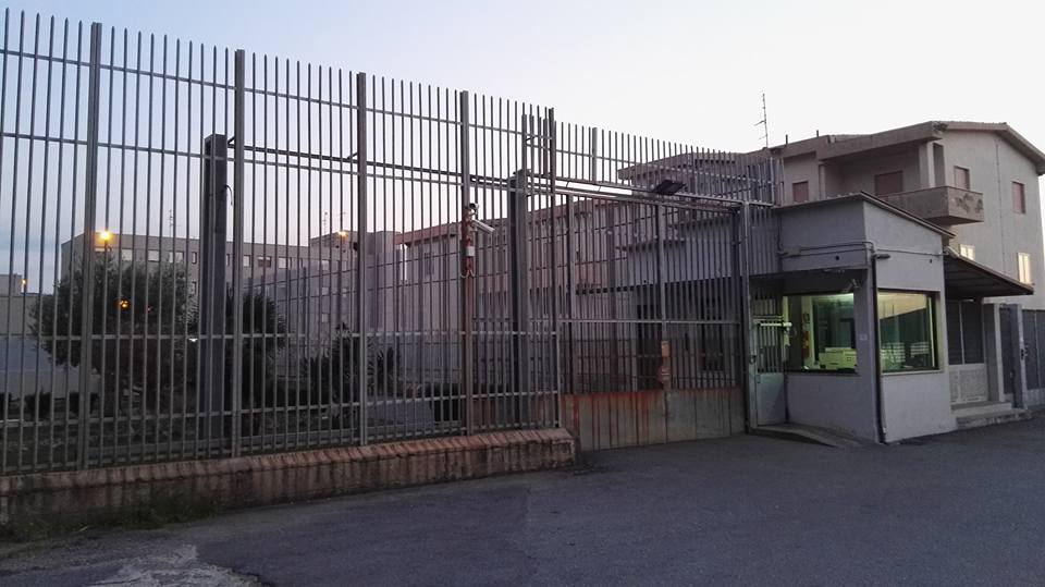 Detenuti del carcere di Paola aggrediscono agenti con manici di scopa, sequestrati telefoni cellulari