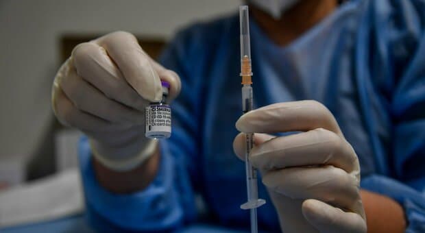 “Vaccino Pfizer mai testato”, Corbelli chiede l'intervento della magistratura