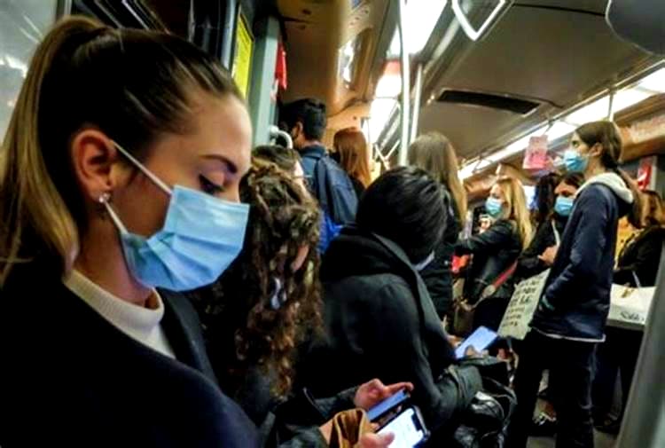 Stop alle mascherine anti-Covid sui bus e negli ospedali, ecco da quando