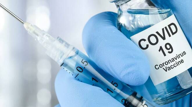 Richiamo vaccinale anti-Covid, esperti lanciano allarme sui "possibili rischi per la salute"