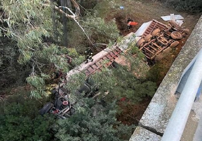Tir precipita da un viadotto a Matera, 49enne calabrese perde la vita