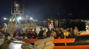 Sbarchi record di migranti, interviene anche la Marina Militare
