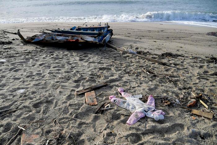 Naufragio migranti a Cutro, tre le 89 vittime si contano 34 bambini