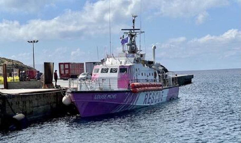 Sigilli alla nave di Banksy nel porto di Lampedusa