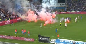 Brescia-Cosenza finisce nel caos, incidenti anche fuori dallo stadio: incendiata l'auto di un calciatore